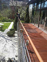 После того, как вся поверхность дерева очищена, наступает другой важный этап, который часто упускают. Это – нейтрализация поверхности, или «осветление» древесины. Растворители и очистители – щёлочи (основания) и часто вызывают потемнение дерева.