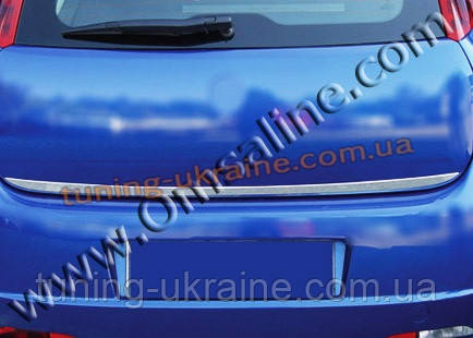 Нижня кромка кришки багажника Omsa на Fiat Grande Punto 2005