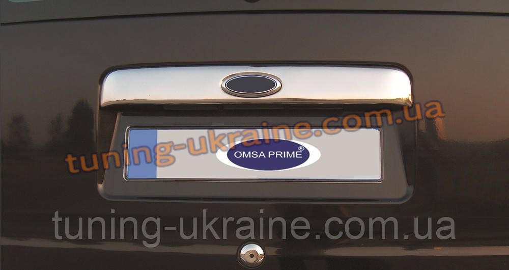 Накладка над номером на кришку багажника з місцем під лого Omsa на Ford Connect 2002-2014