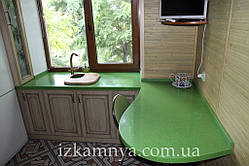 Стільниця зі штучного каменю зелена зі столом і підвіконням СТ011
