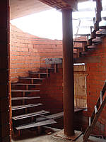 Лестницы на хребтовом косоуре