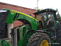 John Deer 8335 установлено новое лобовое стекло в Никополе (Украина) 3