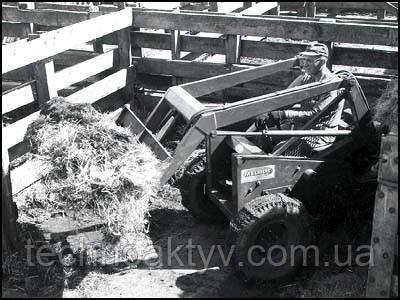 В 1959 году компания «Мелроу» впервые представила модель трёхколёсного погрузчика «M-200». Он был оснащён бензиновым (карбюраторным) двигателем мощностью 12,9 л.с., а на его корпусе красовался фирменный знак «Мелроу». В 1959 году компания «Мелроу» впервые представила модель трёхколёсного погрузчика «M-200». Он был оснащён бензиновым (карбюраторным) двигателем мощностью 12,9 л.с., а на его корпусе красовался фирменный знак «Мелроу».