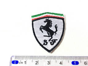 Нашивка Ferrari білий 30х40 мм