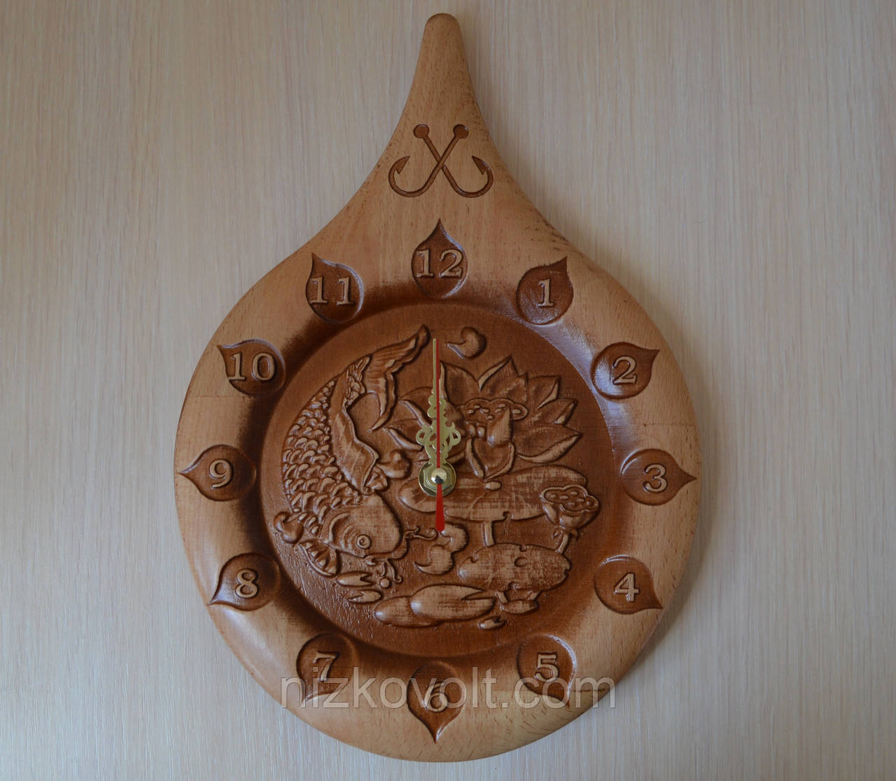 Дерев'яний різьблений годинник "Крапля" - подарунок рибалці, фото 1