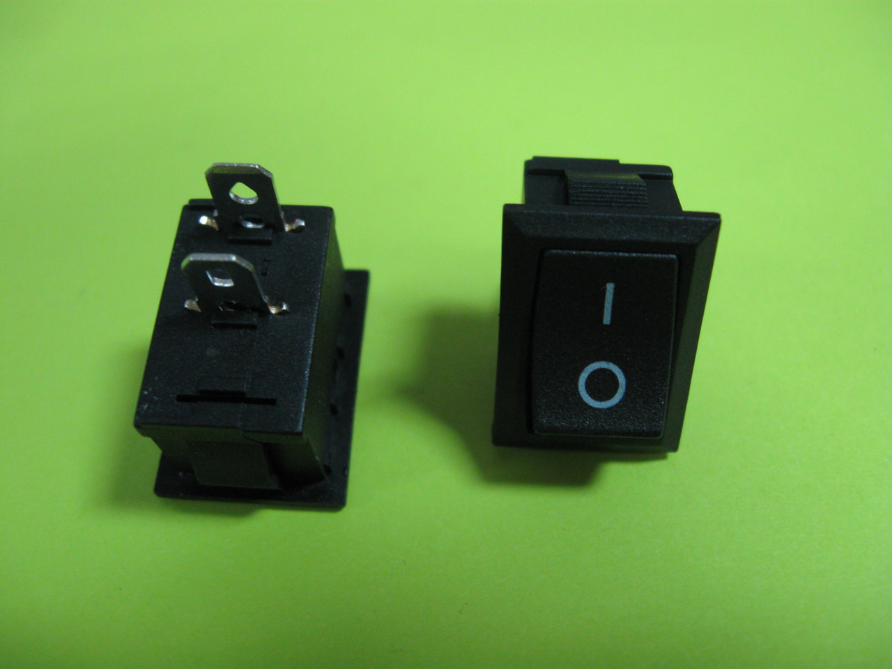 Перемикач ON-OFF (6A 250VAC) SPST 2P, чорний