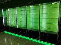 Вітрини скляні з застосуванням алюмінієвого профілю, чорного і зеленого дсп. Фасадна частина вітрини розпашні двері скло, бокові частини скло, задня стінка ДСП Зелене, тумба з дверцями Чорне дсп із зеленим кромкою.