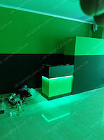 Вітрини скляні з застосуванням алюмінієвого профілю, чорного і зеленого дсп. Фасадна частина вітрини розпашні двері скло, бокові частини скло, задня стінка ДСП Зелене, тумба з дверцями Чорне дсп із зеленим кромкою.
