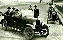 Италия, Турин, 1924 г. Завод ФИАТ. Презентация нового автомобиля FIAT 501 представителям из СССР, за рулём торгпред СССР в Италии С. Г. Горчаков Италия, Турин, 1924 г. Завод ФИАТ. Презентация нового автомобиля FIAT 501 представителям из СССР, за рулём торгпред СССР в Италии С. Г. Горчаков