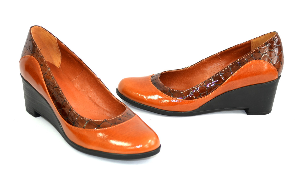 Женские коричневые классические туфли на невысокой устойчивой платформе, натуральные кожа и кожа крокодил - фото 7 - id-p542403060