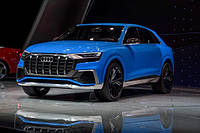 Опубліковані перші фотографії салону серійного Audi Q8