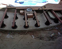 Начало стандартное, выравнивание поверхности и установка лаг.