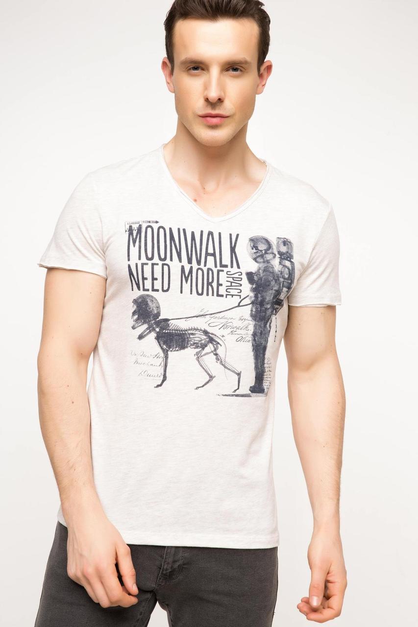 Чоловіча футболка De Facto бежевого кольору з написом на грудях Moonwalk need more