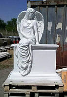 Статуи ангелов на кладбище. Скульптура Скорбящий ангел сидящий на тумбе из литьевого камня