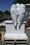 Статуї ангелів на кладовище. Скульптура Скорботний ангел, що сидить на тумбі з литого каменю, фото 5