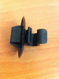 Затискач кріплення упору капота Рено Трафік