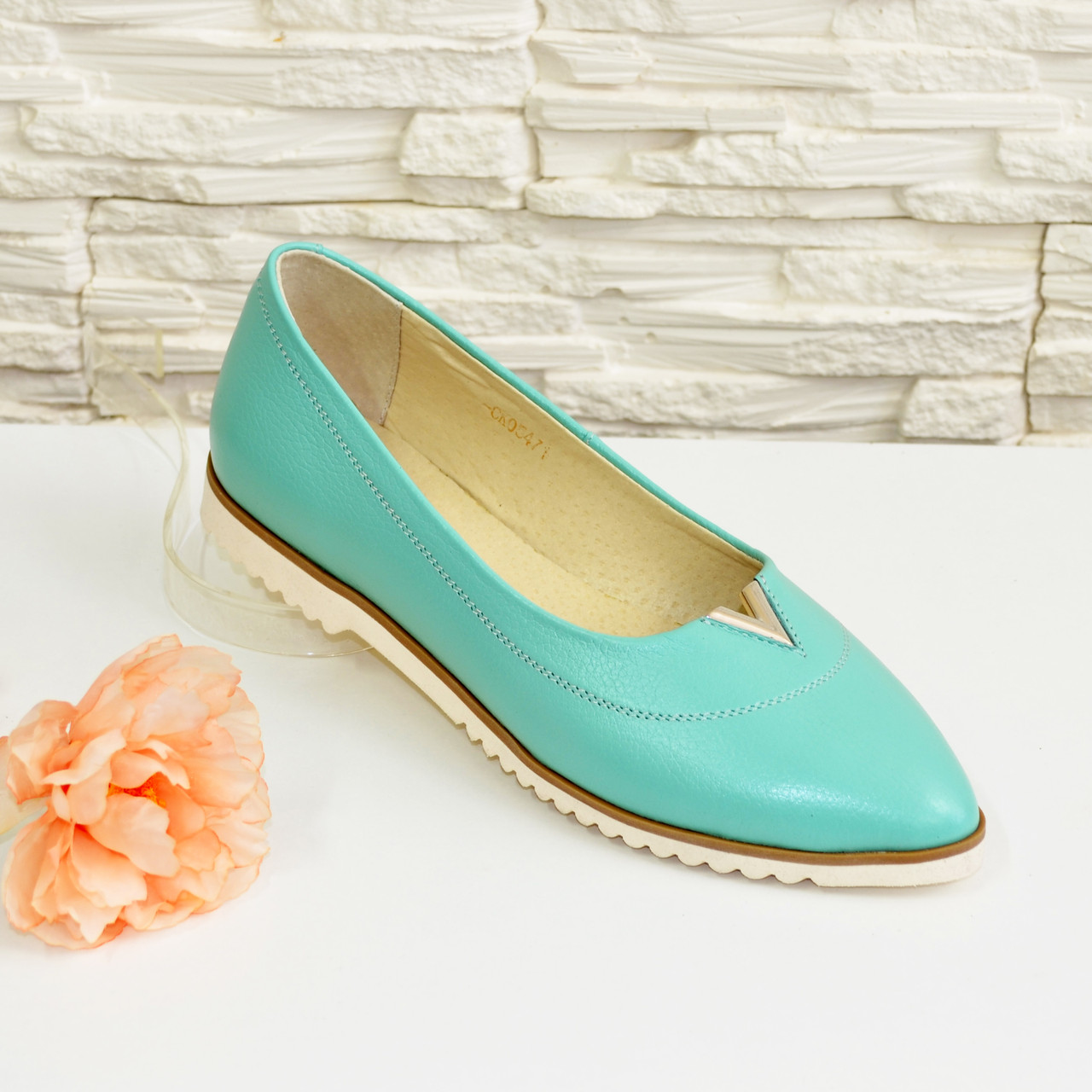 Жіночі шкіряні туфлі з загостреним носком, декоровані фурнітурою. Колір м'ята., фото 1