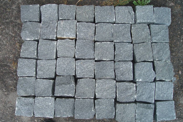 Бруківка гранітна колота габро 10х10х5 см