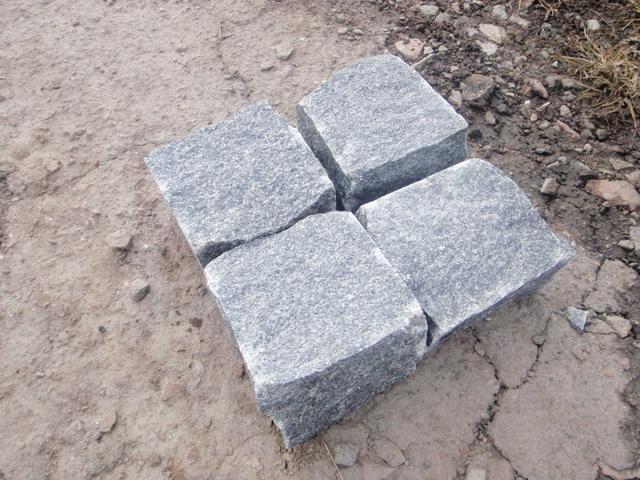 Бруківка гранітна колота габро 10х10х5 см