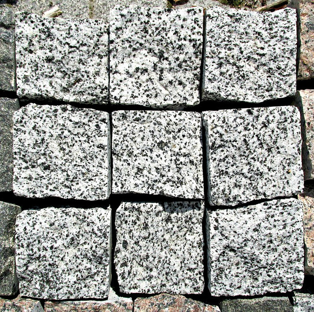 Брусчатка гранитная колотая покостовка 10х10х5 см Брусчатка гранитная колотая покостовка 10х10х5 см