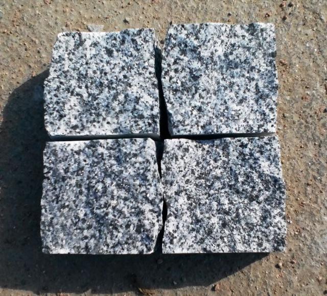 Брусчатка гранитная колотая покостовка 10х10х5 см Брусчатка гранитная колотая покостовка 10х10х5 см