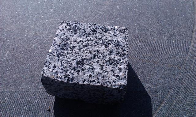 Брусчатка гранитная колотая покостовка 10х10х5 см Брусчатка гранитная колотая покостовка 10х10х5 см