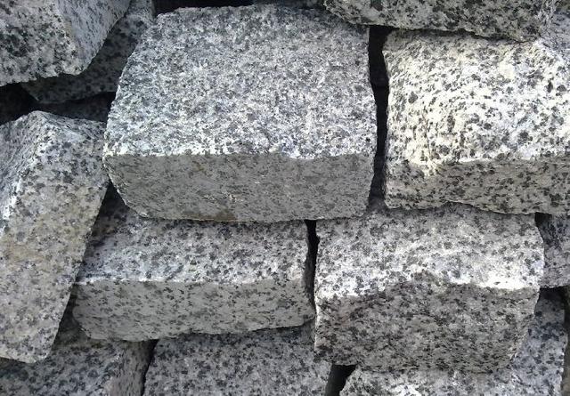 Брусчатка гранитная колотая покостовка 10х10х5 см Брусчатка гранитная колотая покостовка 10х10х5 см