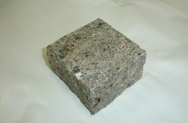 Брусчатка гранитная колотая роговская 10х10х5 см Брусчатка гранитная колотая роговская 10х10х5 см