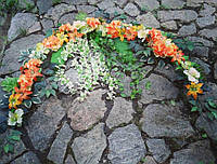 Прикраса на арку в помаранчевому кольорі (орхідеї, гортензії, лілії)