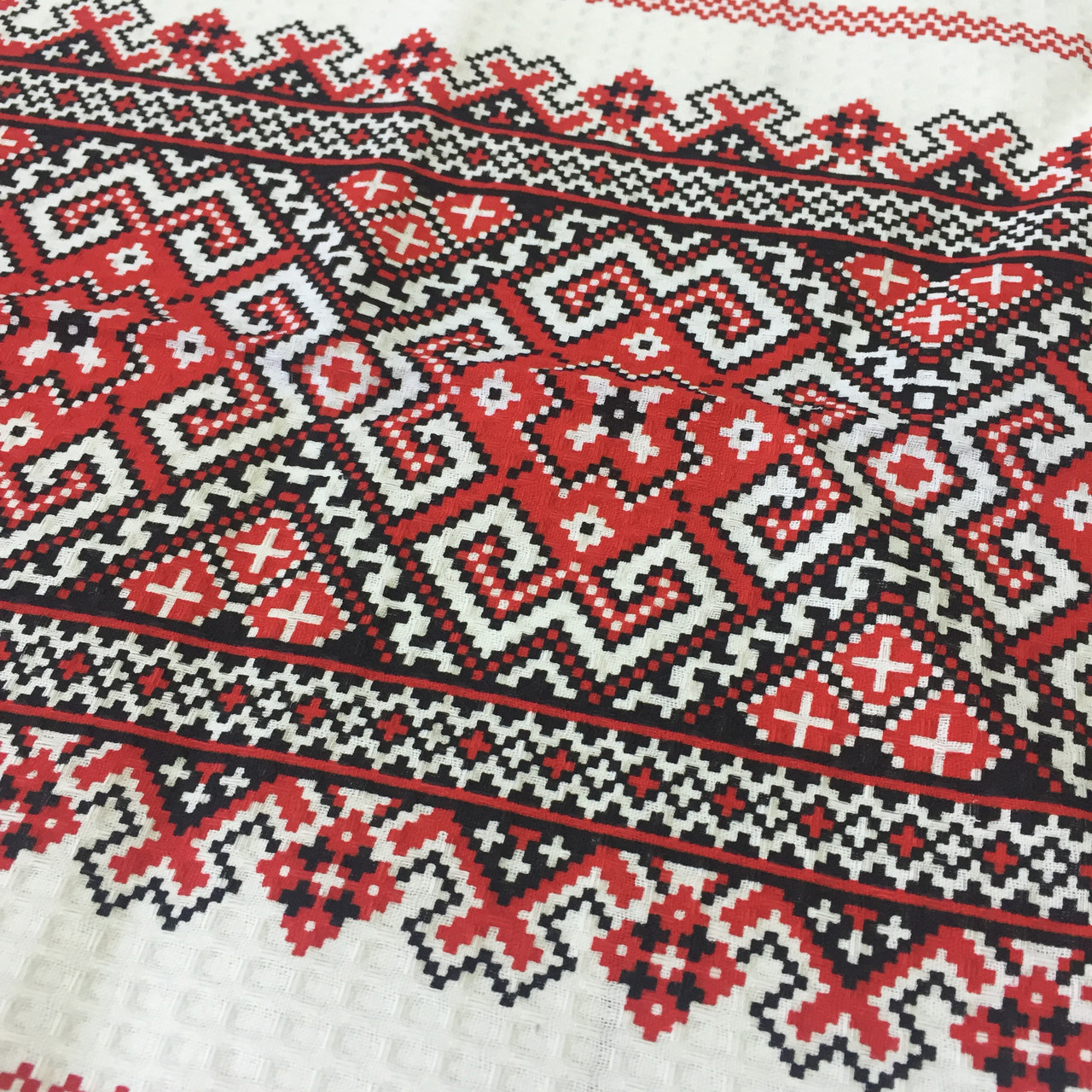 Готовое вафельное полотенце с красно-черным и украинским орнаментом для ...