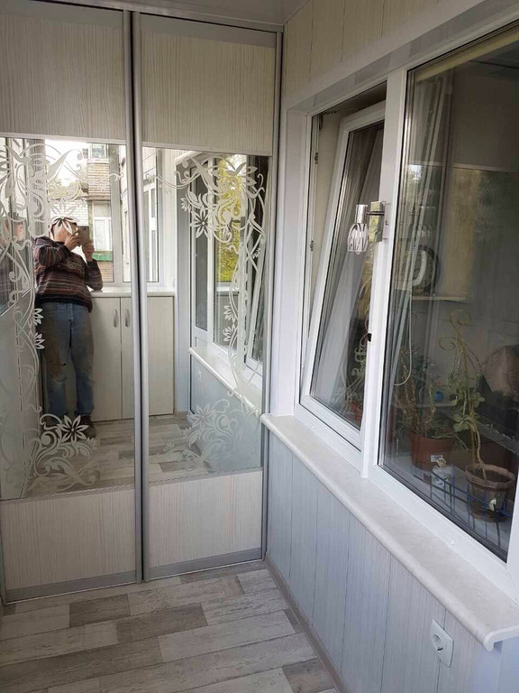 Зеркальный шкаф-купе увеличивает пространство