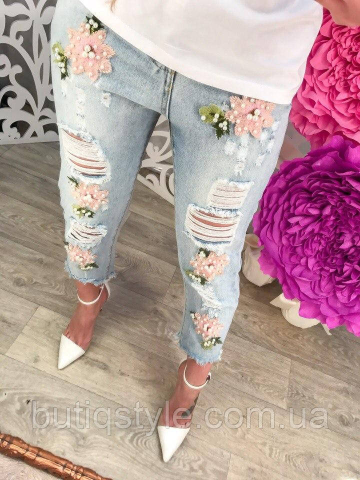 Стильні короткі жіночі джинси з вишивкою та дірками тренд 2017 року