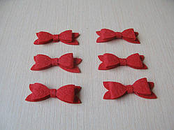 Бант маленький. Колір червоний.