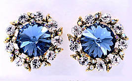 Сережки із кристалами білого та сіро-блакитного кольору. Позолота. Діаметр: 19 мм. Італійська застібка.