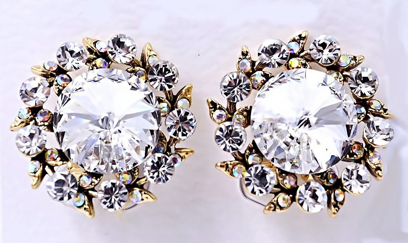 Сережки з кристалами білого кольору. Позолота. Діаметр: 19 мм. Італійська застібка.