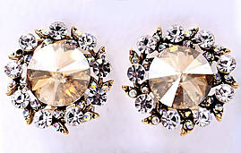 Сережки з кристалами, білого та жовто-коричневого кольору. Позолота. Діаметр: 19 мм. Італійська застібка.