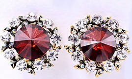 Сережки з кристалами, білого та бордового кольору. Позолота. Діаметр: 19 мм. Італійська застібка.
