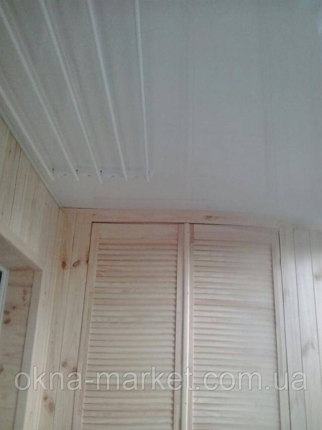 Обшивка пластиковою вагонкою стелі на балконі