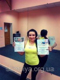 Выпускник школы фитнеса Олимпия после получения сертификата. Впереди ждет только успех! После окончания курса и экзаменов выдается документ, свидетельствующий о прохождении курса