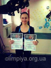 Выпускник школы Олимпия теперь уверенно готов приступать к работе Счастливые выпускники школы Олимпия после прохождения курса готовы к работе