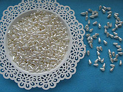 Перли штучна форма крапельки.Кольором слонова кістка.  Р-р 0,6 на 1 см