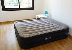 Двоспальне надувна ліжко Intex 67738/64136 (152х203х42 см) з електронасосом