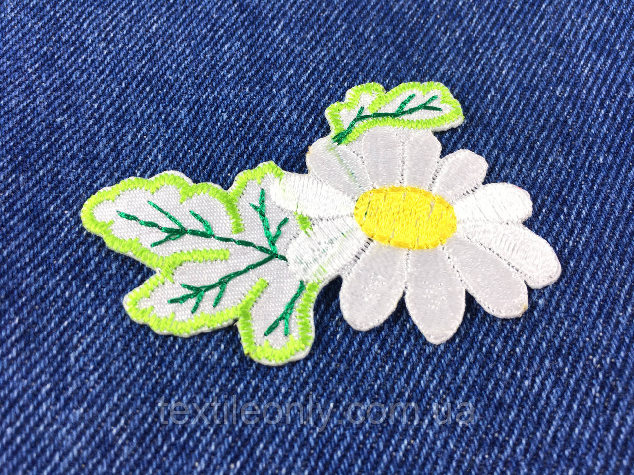 Нашивка квіточок, колір білий 60х42 мм