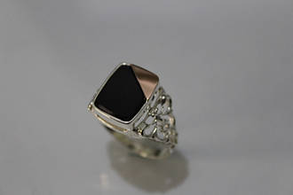 Мужской перстень с ониксом