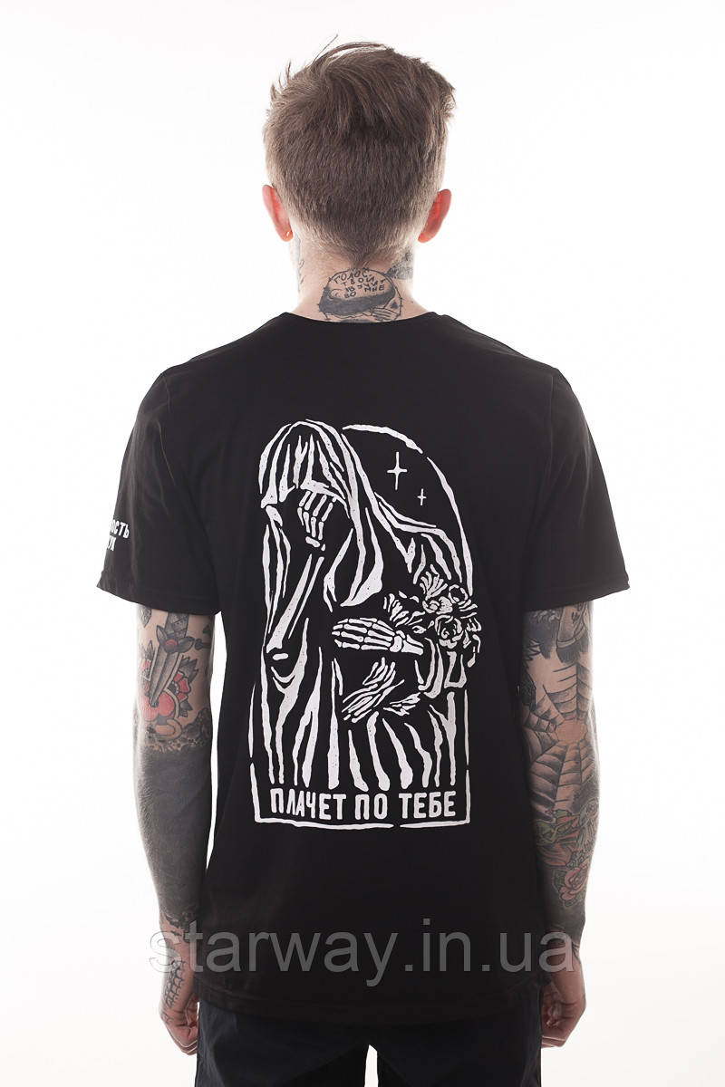Чорна футболка з принтом юность плачет по тебе, фото 1