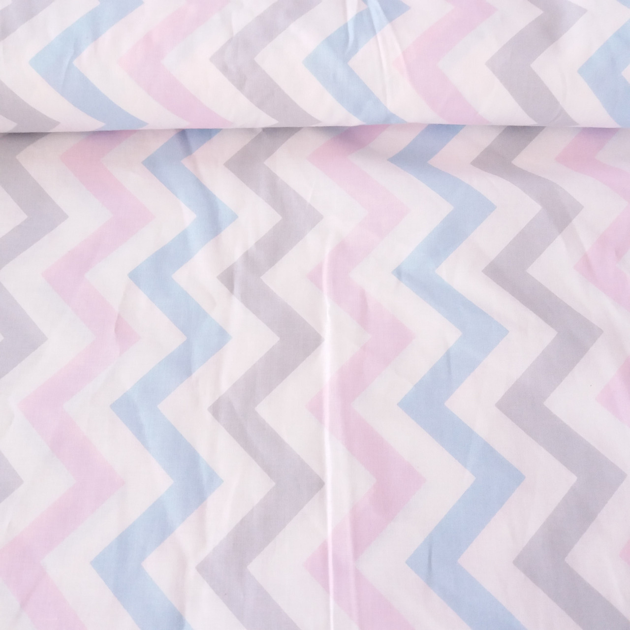 Тканина з ніжними різнобарвними сірими, блакитними та рожевими зигзагами, ширина 150 см