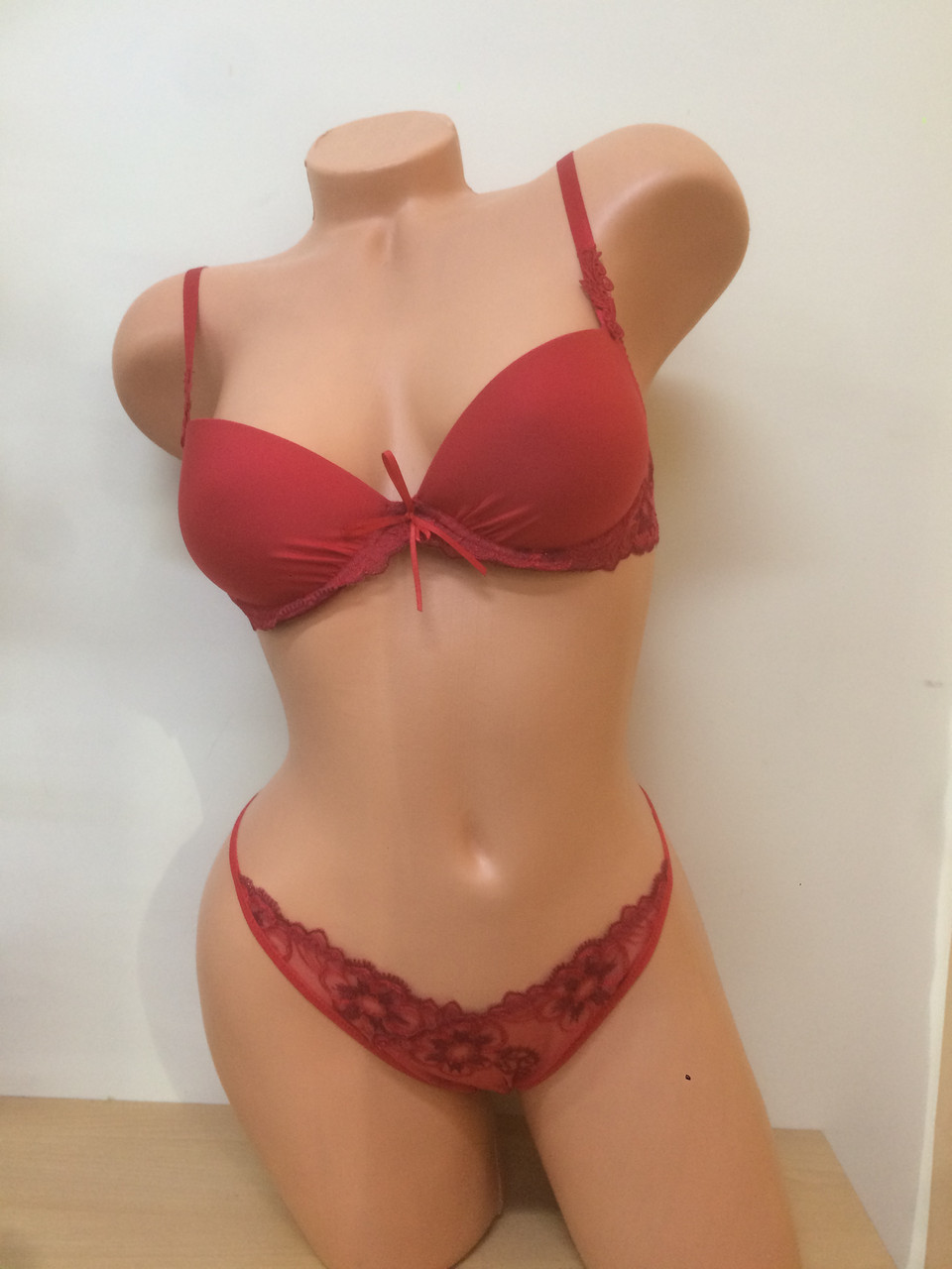 Комплект червоної гладкої білизни з елементами мережива ТМ "Алюр"