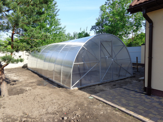 арочная теплица с усиленным каркасом