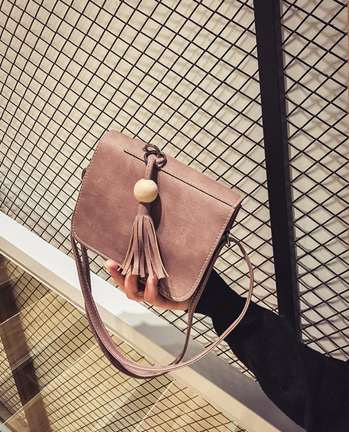 Стильна жіноча сумка листоноша з брелоком