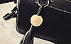 Стильна жіноча сумка листоноша з брелоком, фото 10